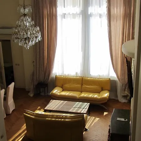 卡特莱恩复式公寓 *